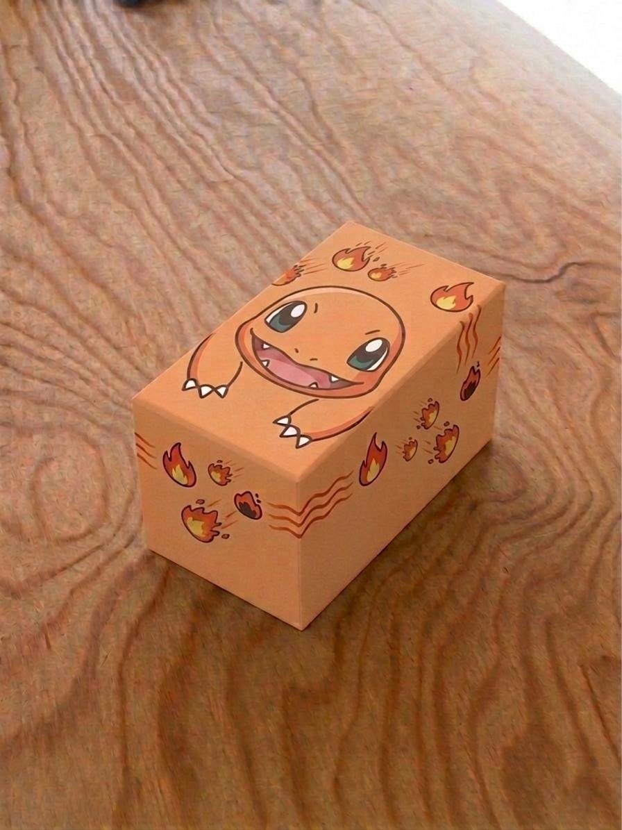 Mystery Box Pokémon 40+1 Set Premium: scatola regalo rigida arancione a tema Charmander con 40 carte originali italiane senza doppioni, 1 carta Ultra Rara e 100 bustine protettive Atomic