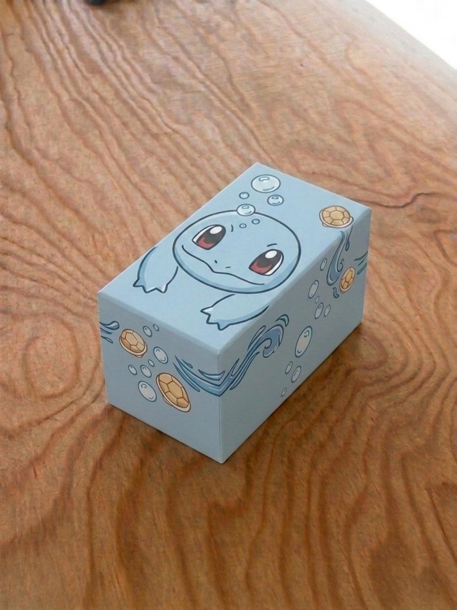 Mystery Box Pokémon 60+1 Set Esclusive: confezione regalo azzurra a tema Squirtle con 60 carte collezionabili italiane senza doppioni, 1 Ultra Rara in omaggio, sorprese e 100 bustine Atomic